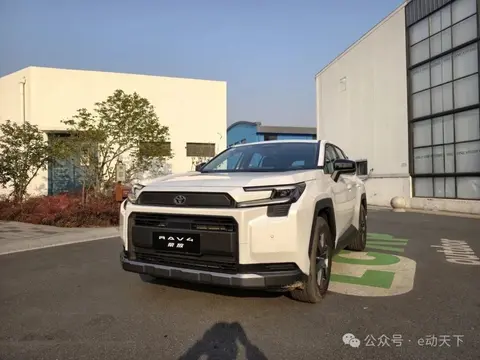 城市SUV的“野性”与“温柔”试驾丰田RAV4荣放