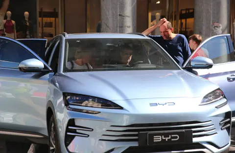 欧洲车市“变天”！特斯拉暴跌比亚迪却暴涨，销量超两倍！