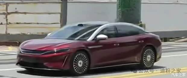 王朝网旗舰轿车 比亚迪大汉“中国红”实车图 双色车漆+多辐轮圈
